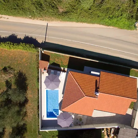 Charming Sissano With Private Pool Near Pula By Wiibuk *