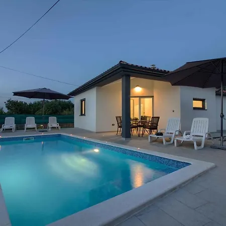 Villa Charming Sissano With Private Pool Near Pula By Wiibuk