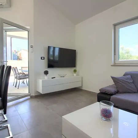 Charming Sissano With Private Pool Near Pula Sisan