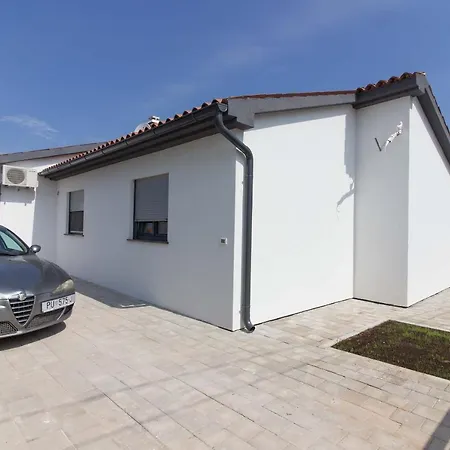 빌라 Charming Sissano With Private Pool Near Pula By Wiibuk *