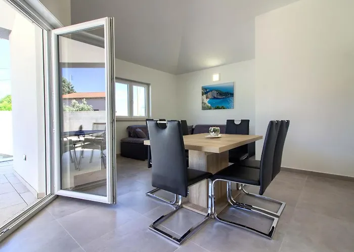 빌라 Charming Sissano With Private Pool Near Pula By Wiibuk *